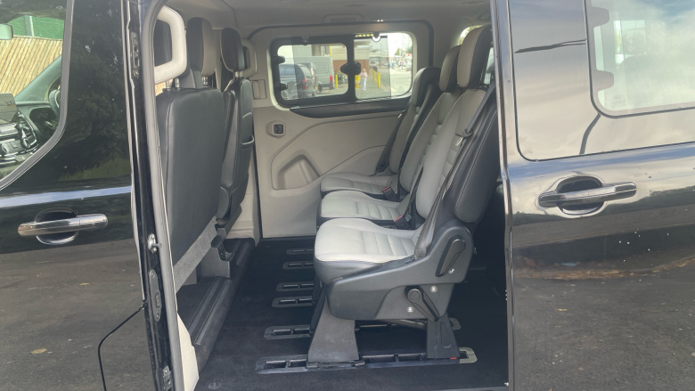 Ford Tourneo Custom Transit Custom Tourneo L2 Diesel Fwd 2.0 EcoBlue 150ps Low Roof 8 Seater Titanium